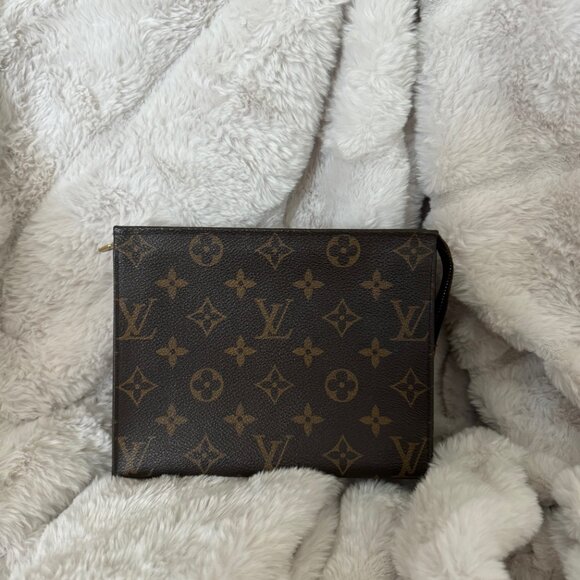 Louis Vuitton Poche Toilette 19 - Picture 2 of 15